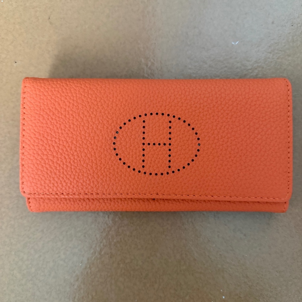 Pebble leather long wallet